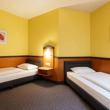 מלון Plaza & Living Frankfurt 3*