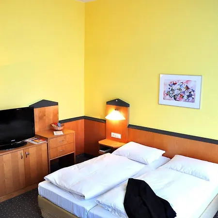 Plaza & Living Frankfurt מלון 3*