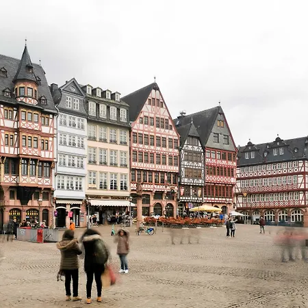 Plaza & Living Frankfurt Hotel