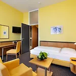 Plaza & Living Frankfurt Hotell