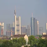 Plaza & Living Frankfurt Hotell 3*