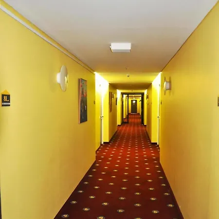 Plaza & Living Frankfurt 3*
