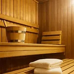 Plaza & Living Frankfurt מלון 3*