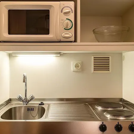 Plaza & Living Frankfurt מלון 3*