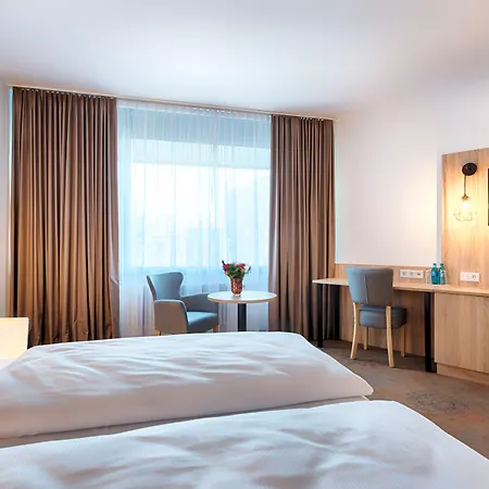 מלון Plaza & Living Frankfurt 3*