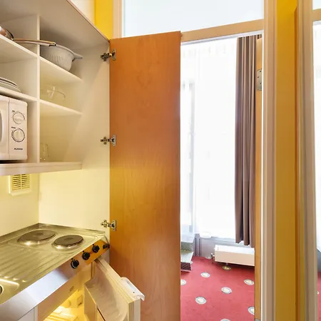Plaza & Living Frankfurt מלון 3*