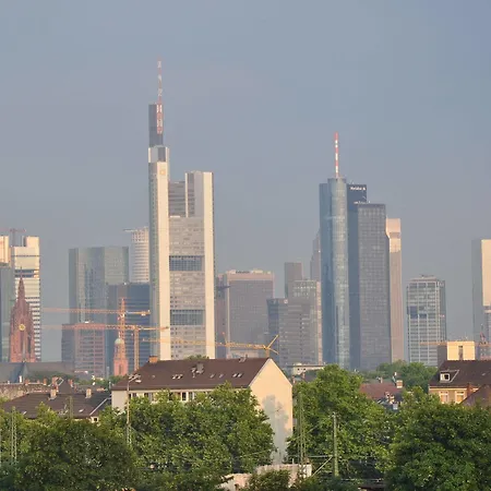 Plaza & Living Frankfurt מלון 3*