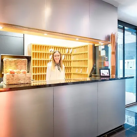 Plaza & Living Frankfurt מלון 3*